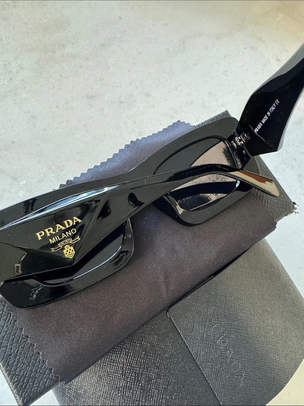 Classy Black Rectangular Cat-Eye Sunglasses